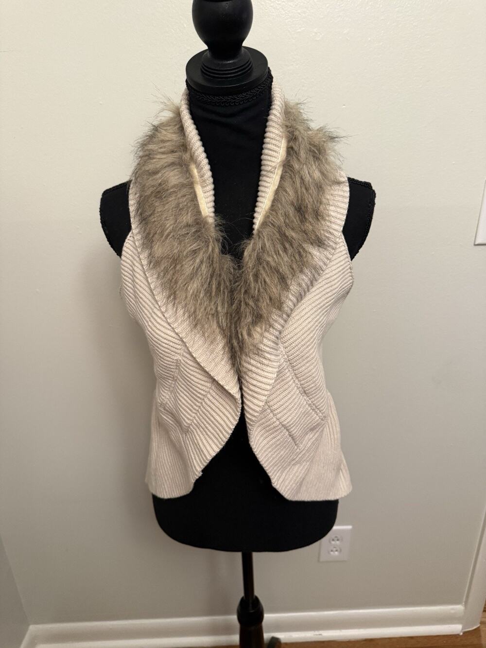 New Directions Womens Faux Fur Collar Sweater Vest Sz MD Tan Mobwife Casual